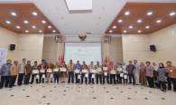 Plt. Sekretaris Jenderal Kemkominfo Ismail dan para Pejabat Eselon II Kemkominfo foto bersama para pegawai yang memasuki masa purnabakti per 1 Desember 2018 (30/11).