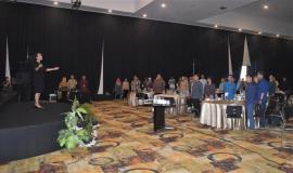 Petugas Drijen bersama Peserta undangan Konsultasi Publik Pengendalian IMEI Perangkat Telekomunikasi dalam rangka perlindungan konsumen  berdiri menyanyikan lagu Indonesia Raya 29/11 2018