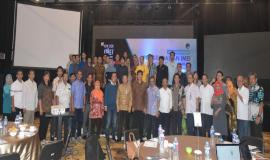 Foto Bersama Direktur Standardisasi (Moch,Hadiyana) tengah, acara konsultasi publik pengendalian IMEI Perangkat Telekomunikasi dalam rangka perlindungan konsumen 29/11  2018