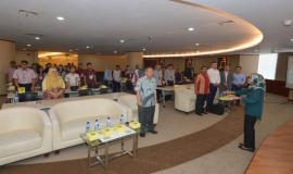 Seluruh Pejabat Ditjen SDPPI, peserta dan undangan menyanyikan Lagu Kebangsaan Indonesia Raya dalam kegiatan Capacity Building Training IoT (29/1).