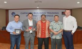 Dirjen SDPPI Ismail dan Direktur Standardisasi PPI Mochamad Hadiyana foto bersama perwakilan GSMA setelah memberikan cenderamata dalam kegiatan Capacity Building Training IoT (29/1).