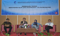 Moderator Indra Utama ( Kasubdit Komunikasi Radio dan Non Radio ) bersama para narasumber Bimbingan Teknis Sertifikasi Alat dan Perangkat Telekomunikasi
