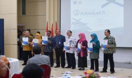 Para Purnabakti foto bersama dengan Kepala Kantor Cabang Utama Jakarta PT Taspen Heri Sukmara pada acara Pelepasan Purnabakti Kominfo (28/2).