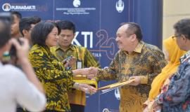 Penyerahan piagam penghargaan kepada para purnabakti oleh Sekretaris Jenderal Kemkominfo Rosarita Niken Widiastuti pada acara Pelepasan Purnabakti Kominfo (28/2).