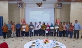 Sekretaris Jenderal Kemkominfo Rosarita Niken Widiastuti bersama para Pejabat Eselon I dan II Kemkominfo foto bersama para pegawai yang memasuki masa purnabakti per 1 Maret 2019 (28/2).