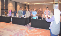 Petugas Drijen bersama Peerta Undangan Workshop Penguatan  Kompetensi Penilaian Kesesuaian Alat Perangkat Telekomunikasi berdiri menyanyikan lagu Indonesia Raya 6/3 2019