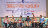 Direktur Stadardisasi PPI Ir. Mochamad Hadiyana,M.eng bersama  Ir. Nur Akbar Said,M.Eng Selaku Moderator dan Para Narasumber Workshop Penguatan Kompetensi Penilaian Kesesuaian Alat Perangkat Telekomunikasi 6/3 2019
