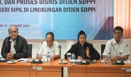 Kepala Bagian Perencanaan Program dan Pelaporan (Arifah) menyampaikan paparannya kepada peserta Calon Pegawai Negeri Sipil (cpns) terkait dengan Sosialisasi Tugas,Fungsi dan Proses Bisnis Ditjen SDPPI Kemkominfo 18/3 2019