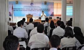 Kepala Bagian Hukum dan Kerjasama (Muchtarul Huda) menyampaikan paparannya kepada Calon Pegawai Negeri Sipil (cpns) terkait dengan Fungsi dan Tugas pada Bagian Hukum dan Kerjasama Ditjen SDPPI 18/3