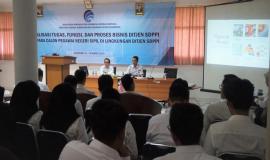 Kabag Umum dan Kepegawaian(Hasyim Fiater) kanan didampingi Kasubag Kepegawaian (Anak Agung Gede) menyampaikan paparannya kepada Calon Pegawai Negeri Sipil (Cpns) Ditjen SDPPI Kemkominfo terkait dengan Tupoksinya di Bagian Umum dan Kepegawaian Ditjen SDPPI 18/3  2019