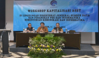 Karo Keuangan Kemkominfo (Bambang Sigit Nugroho) selaku Narasumber membahas kriteria opimi BPK dalam acara Workshop Kapitalisasi Aset di dampingi Sesditjen SDPPI (R.Susanto) kiri dan Kabag Umum dan Kepegawaian (Hasym Fiater) 3/5  2019