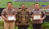 Penyerahan sertifikat penetapan mitra balai uji dalam negeri secara simbolis oleh Dirjen SDPPI Ismail (tengah) pada kegiatan Indonesia Telecommunication Type Approval (ITTA) Expo 2019 di Semarang (30/4).