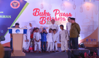 Menkominfo Rudiantara bersama mitra kerja Kemkominfo memberikan tali kasih kepada anak-anak dari yayasan panti asuhan pada acara Buka Puasa bersama Keluarga Besar dan Mitra Kerja Kemkominfo di Jakarta (8/4).