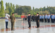 Penyerahan karangan bunga pada acara Tebar Bunga dalam rangka peringatan Hari Kebangkitan Nasional ke-111 di Taman Makam Pahlawan Kalibata, Jakarta (17/5).