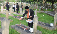 Sesditjen SDPPI Susanto menabur bunga di Taman Makam Pahlawan Kalibata, Jakarta pada acara Tebar Bunga dalam rangka peringatan Hari Kebangkitan Nasional ke-111 di lingkungan Kemkominfo (17/5).
