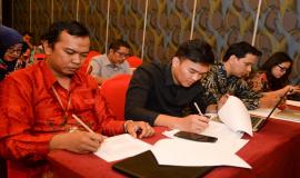 Peserta acara mengisi survey persepsi korupsi dan kualitas pelayanan Direktorat Operasi Sumber Daya dalam kegiatan Temu Mitra Pelayanan Perizinan SFR dan SOR di Banten (21/5).