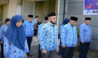 Seluruh peserta upacara termasuk Plt. Direktur Pengendalian SDPPI Nurhaedah menundukkan kepala sebagai penghormatan kepada pahlawan-pahlawan yang telah gugur pada Upacara Peringatan Hari Kelahiran Pancasila di halaman kantor Balai Monitor Spektrum Frekuensi Radio Kelas I Bandung, Jawa Barat, Sabtu (1/6).