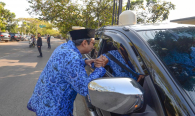 Dirjen SDPPI Ismail menghampiri para pegawai yang melakukan drive test untuk berpesan selalu berhati-hati, istirahat yang cukup dan tetap semangat pada Pelepasan Posko Monitoring SFR Lebaran 2019 di halaman kantor Balai Monitor Spektrum Frekuensi Radio Kelas I Bandung, Jawa Barat, Sabtu (1/6).