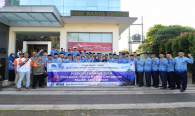Dirjen SDPPI Ismail foto bersama peserta upacara Peringatan Hari Kelahiran Pancasila dan Pelepasan Posko Monitoring SFR Lebaran 2019 di halaman kantor Balai Monitor Spektrum Frekuensi Radio Kelas I Bandung, Jawa Barat, Sabtu (1/6).