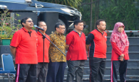 Dirjen SDPPI Ismail didampingi oleh para pejabat eselon II pada acara Halalbihalal Ditjen SDPPI di Lapangan Parkir Gedung Sapta Pesona, Jakarta (11/6).