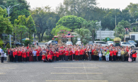 Foto bersama seluruh peserta acara Halalbihalal Ditjen SDPPI di Lapangan Parkir Gedung Sapta Pesona, Jakarta (11/6).