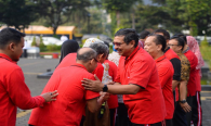 Dirjen SDPPI Ismail dan para pejabat eselon II bersalaman dengan seluruh pegawai dilingkungan Ditjen SDPPI pada acara Halalbihalal di Lapangan Parkir Gedung Sapta Pesona, Jakarta (11/6).