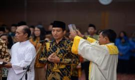 Salah satu perwakilan pejabat yang melakukan sumpah jabatan menurut agama masing-masing pada acara pelantikan pejabat di lingkungan Kemkominfo di Jakarta (19/6).