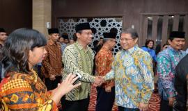 Menkominfo Rudiantara bersalaman dengan semua pejabat yang dilantik pada acara pelantikan pejabat di lingkungan Kemkominfo di Jakarta (19/6).
