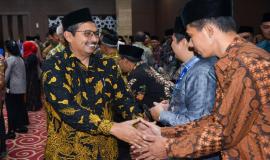 Dirjen SDPPI bersalaman dengan semua pejabat yang dilantik pada acara pelantikan pejabat di lingkungan Kemkominfo di Jakarta (19/6).