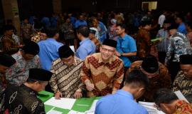 Penandatangan Pakta Integritas oleh seluruh pejabat yang dilantik pada acara pelantikan pejabat di lingkungan Kemkominfo di Jakarta (19/6).
