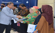 Penyerahan piagam penghargaan kepada para purnabakti oleh Menkominfo Rudiantara pada acara Pelepasan Purnabakti Kominfo. (28/6)