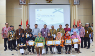 Menkominfo Rudiantara ditemani oleh Sekjen Kominfo Rosarita Niken bersama Itjen Kominfo Doddy Setiadi dan Dirjen Aptika Samuel melakukan foto bersama dengan para purnabakti. (28/6)