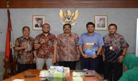 Serah terima jabatan Kasubdit Penataan Alokasi Spektrum Dinas Tetap dan Bergerak Darat, Direktorat Penataan Sumber Daya oleh Aryo Pamoragung kepada Adis Alfiawan pada acara serah terima jabatan di Jakarta (25/6).