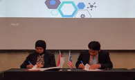 Ketua dari delegasi Indonesia dan Malaysia menandatangani kesepakatan pada kegiatan 7th Meeting of Special Task Force on Broadcasting and Mobile Services at Common Border Areas between The Republic of Indonesia and Malaysia (STF-7) di Bandung (16/7).