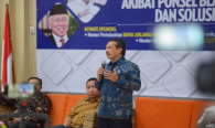 Salah satu pembicara (Veri Anggrijono – Dirjen Perlindungan Konsumen dan Tertib Niaga Kemendag) memberikan paparan pada kegiatan Talkshow dan Seminar Nasional Indonesia Technology Forum di Jakarta (2/8).