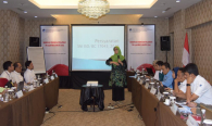 Narasumber (Ir.Untari Pudjiastuti)  menjelaskan kepada peserta bimbingan teknis Pelatihan ISO 17043 dan ISO 13528 tentang Uji Profisiensi Laboratorium  Penguji menurut ISO/IEC Guide 43  12/8 2019