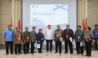 Menkominfo Rudiantara didampingi oleh Sekjen Kominfo Rosarita Niken Widiastuti dan Dirjen SDPPI Ismail melakukan foto bersama dengan para purnabakti di Jakarta (31/7).