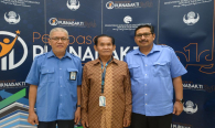 Dirjen SDPPI Ismail (kanan) dan Kasubag TU dan Rumah Tangga Balmon SFR Kelas I Makassar Wasding (kiri) foto bersama dengan Hidayat (tengah) Purnabhakti dari Balmon Spektrum Frekuensi Radio Kelas I Makassar. (31/7)