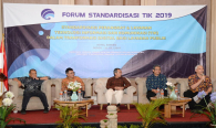 Moderator Teddy Sukardi bersama para narasumber sesi I pada acara Standardisasi TIK dalam Transformasi Digital bagi Pelayanan Publik (25/7).