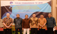 Direktur Standardisasi PPI Mochamad Hadiyana foto bersama dengan moderator dan narasumber sesi I pada acara Standardisasi TIK dalam Transformasi Digital bagi Pelayanan Publik (25/7).