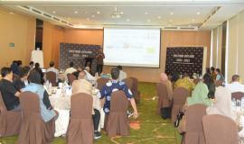 Adis Alifiawan, ST  Kepala Subdirektorat Penataan Alokasi Spektrum Dinas Tetap dan Bergerak Darat memaparkan materi kegiatan Spectrum Outlook di Bandung (23/8).