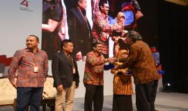 Ketua pengurus pusat Ikatan ALumni ITB Ridwan Djamaluddin memberikan plakat sebagai bentuk apresiasi kepada Dirjen SDPPI Ismail beserta pembicara lain dan moderator sesi pertama pada kegiatan Indonesianisme Summit 2019 di Jakarta (13/8).