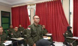 Salah satu peserta program Capacity Building pengembangan para CPNS Ditjen SDPPI yang mengajukan pertanyan kepada Dirjen SDPPI Ismail di Cimahi (17/8).