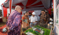 Dirjen SDPPI Ismail dan Inspektur Jenderal Kemkominfo Doddy Setiadi didampingi Sesditjen SDPPI R. Susanto melihat sitemap miniatur gedung kantor Balai Monitor Kelas II Padang pada Jumat (23/8).