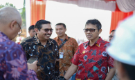 Dirjen SDPPI Ismail bersama Gubernur Sumatera Barat Irwan Prayitno pada kegiatan peletakan batu pertama pembangunan gedung kantor Balai Monitor Kelas II Padang pada Jumat (23/8).