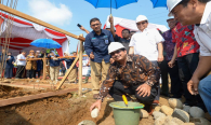 Peletakan batu sebagai simbolis dimulainya pembangunan gedung kantor baru Balai Monitor Kelas II Padang oleh Dirjen SDPPI Ismail pada Jumat (23/8) di Padang.
