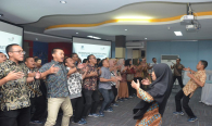 Peserta OJT Ditjen SDPPI menampilkan yel-yel pada acara penutupan kegiatan OJT Ditjen SDPPI (30/8).