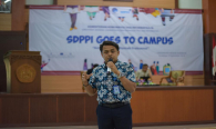 Kepala Seksi Sarana Dan Pelayanan Balmon Kelas I Surabaya Henry Pribadi memberikan paparan pada kegiatan SDPPI goes to Campus di Surabaya (5/9).