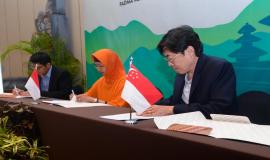 Penandatangan Minutes of Meeting (MoM) oleh perwakilan dari ketiga delegasi yang dihasilkan dari kegiatan 17th Trilateral Meeting Coordinaton Between Indonesia, Singapore and Malaysia di Bali, kamis (10/10).