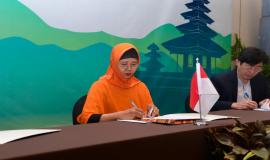 Kepala Subdirektorat Harmonisasi Spektrum Frekuensi Radio Arifah menjadi perwakilan delegasi dari Indonesia yang menandatangani Minutes of Meeting (MoM) yang dihasilkan dari kegiatan 17th Trilateral Meeting Coordinaton Between Indonesia, Singapore and Malaysia di Bali, kamis (10/10).